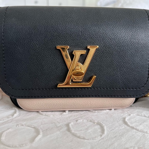 LOUIS VUITTON
Grained Calfskin Lockme Tender Black - Picture 3 of 10